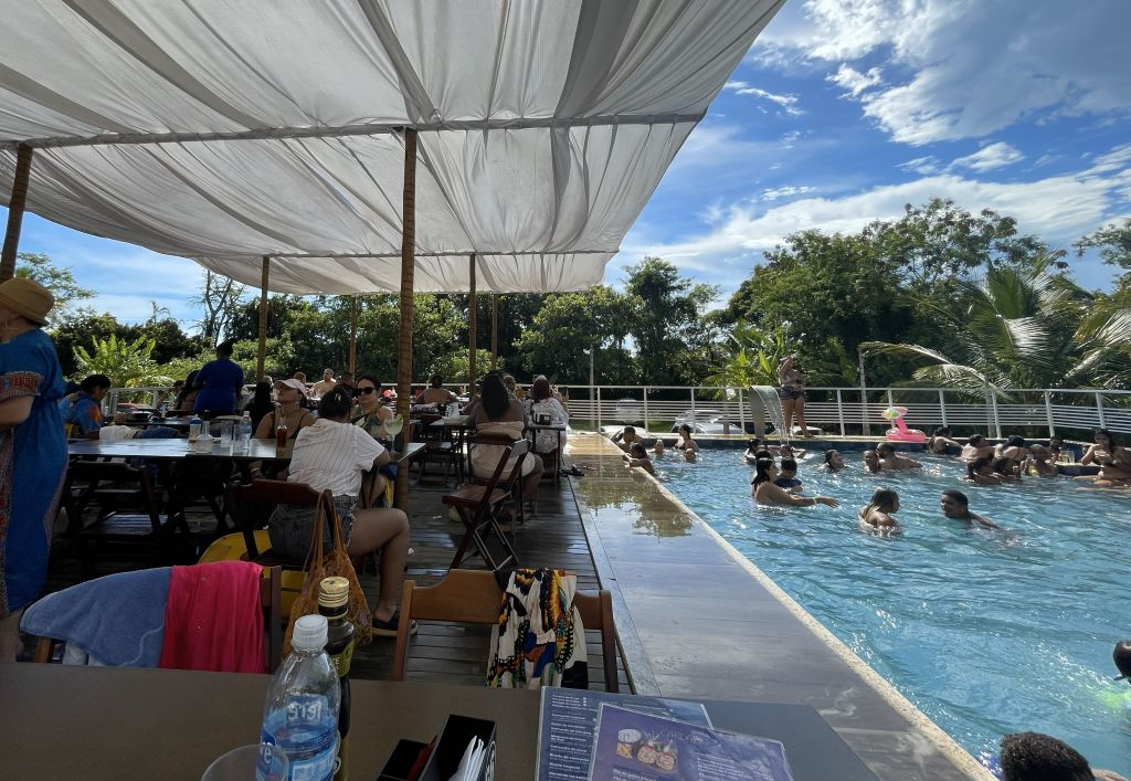 Área do deck e piscina - Camarão Tropical Resort