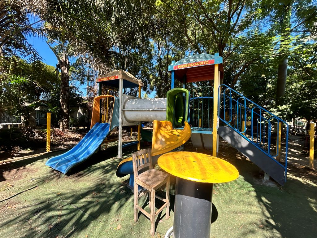 Um dos playgrounds infantis que existem por lá - Piscina do Mikita